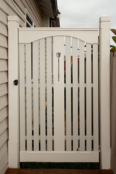 Side picket and handrail gate